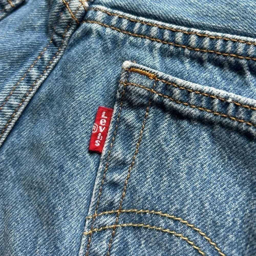Levi’s 501 Button fly Raw Distressed Hem Medium Wash Denim Jean Shorts Size 28